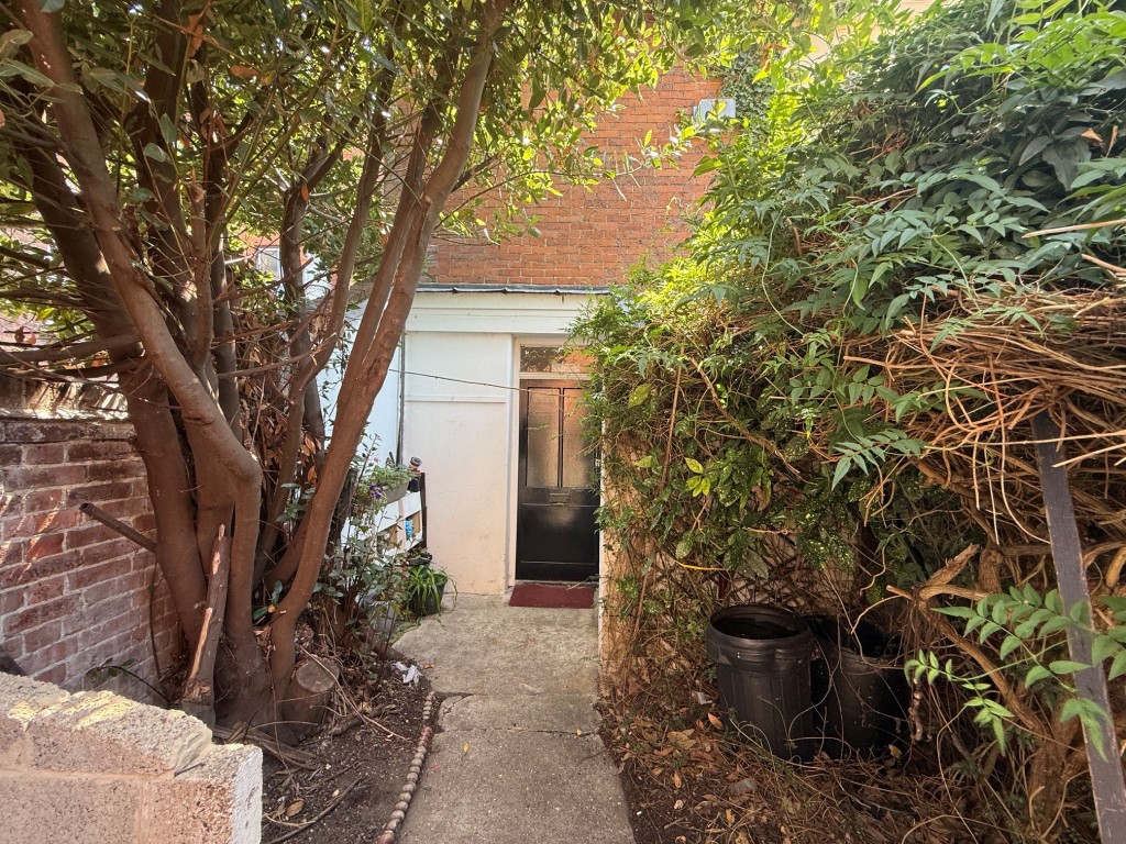 Lot: 154 - FLAT FOR INVESTMENT - Access to the flat and communal garden